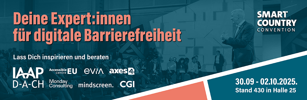 Vortrag auf einer Messe. Logos IAAP Dach, Accessible EU, Monday Consulting, Evia, Mindscreen, axes4, CGI, SCCON. Text: Deine Expert:innen für digitale Barrierefreiheit. Lass Dich inspirieren und beraten. 30.09-02.10.2025. Stand 430 in Halle 25.